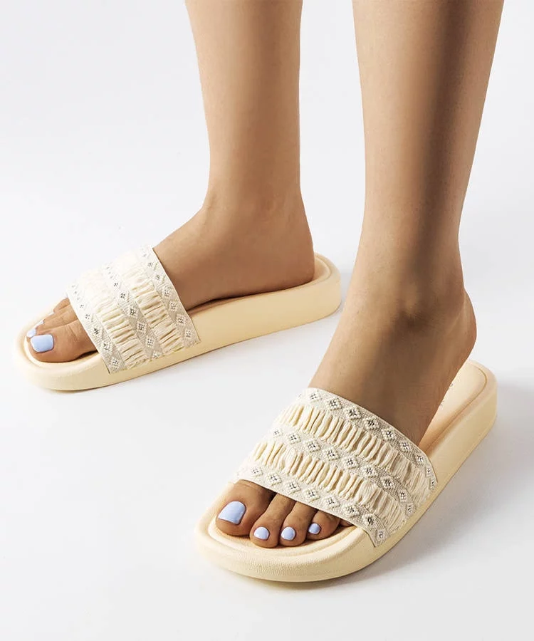 Beżowe klapki zdobione marszczeniem Ernesta