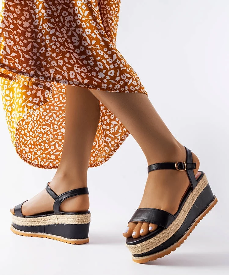 Czarne sandały na koturnie Access