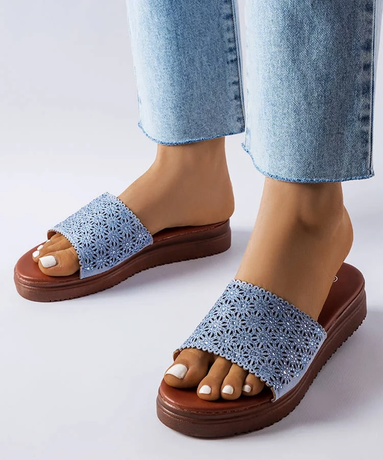 Niebieskie ażurowe klapki z cyrkoniami Irvine