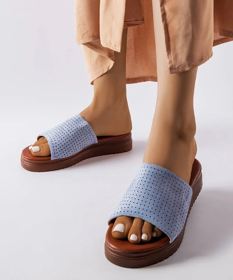 Niebieskie klapki z ażurową cholewką Idabel