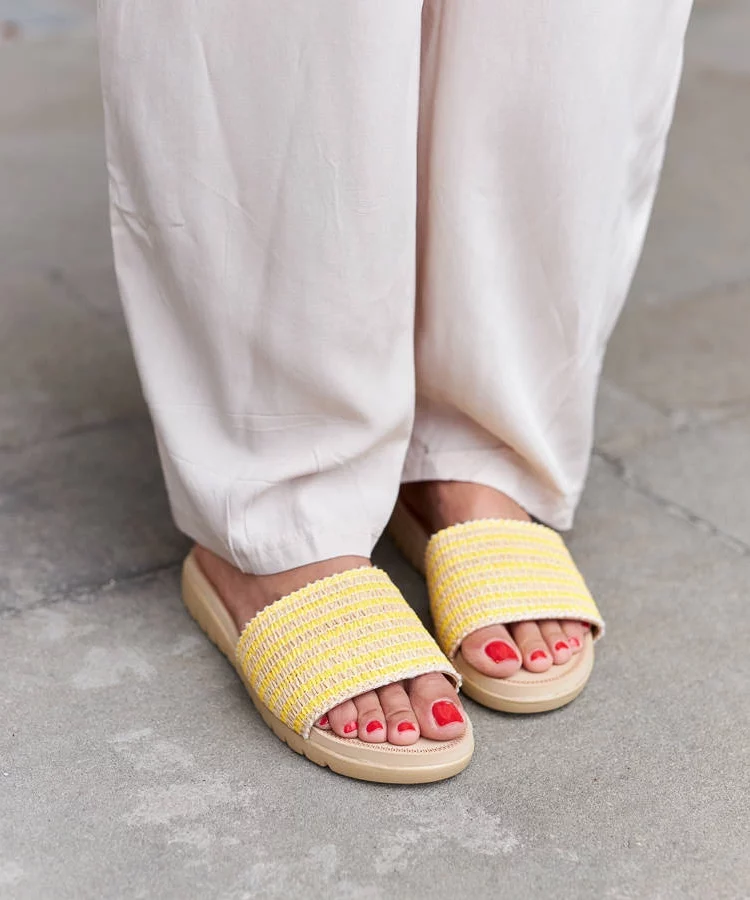 Żółte plecione klapki Capovalle