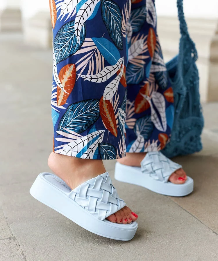 Niebieskie klapki na platformie Esposito