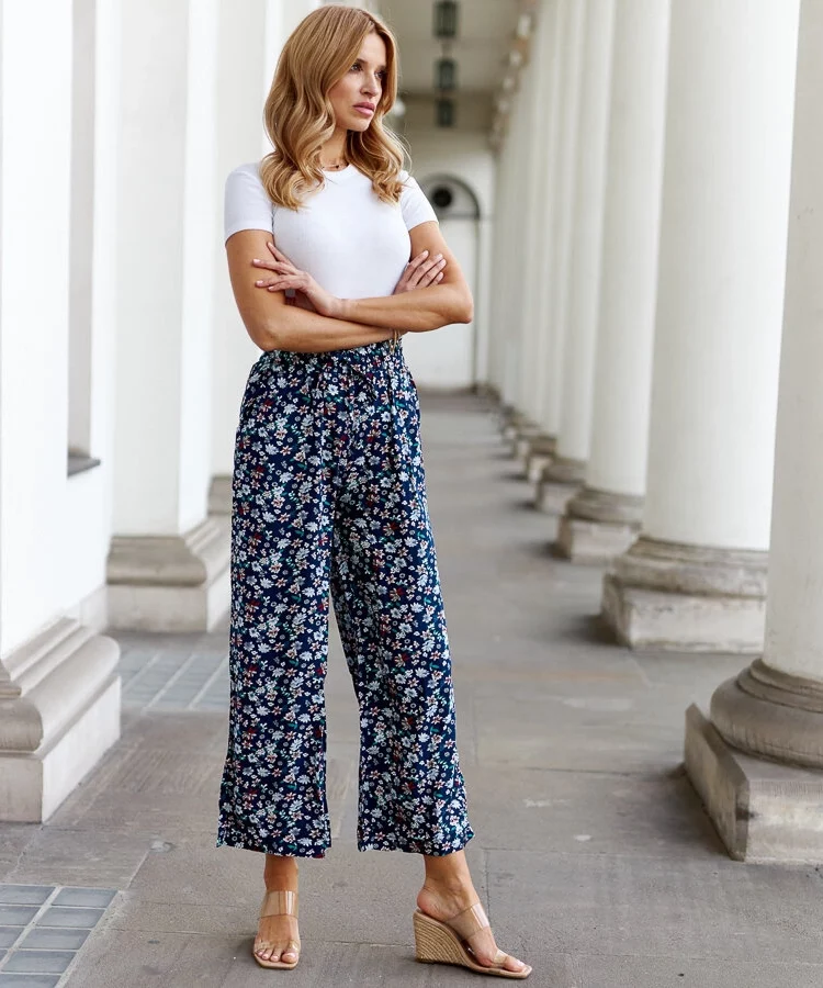 Czarne szerokie spodnie w kwiaty Grazia