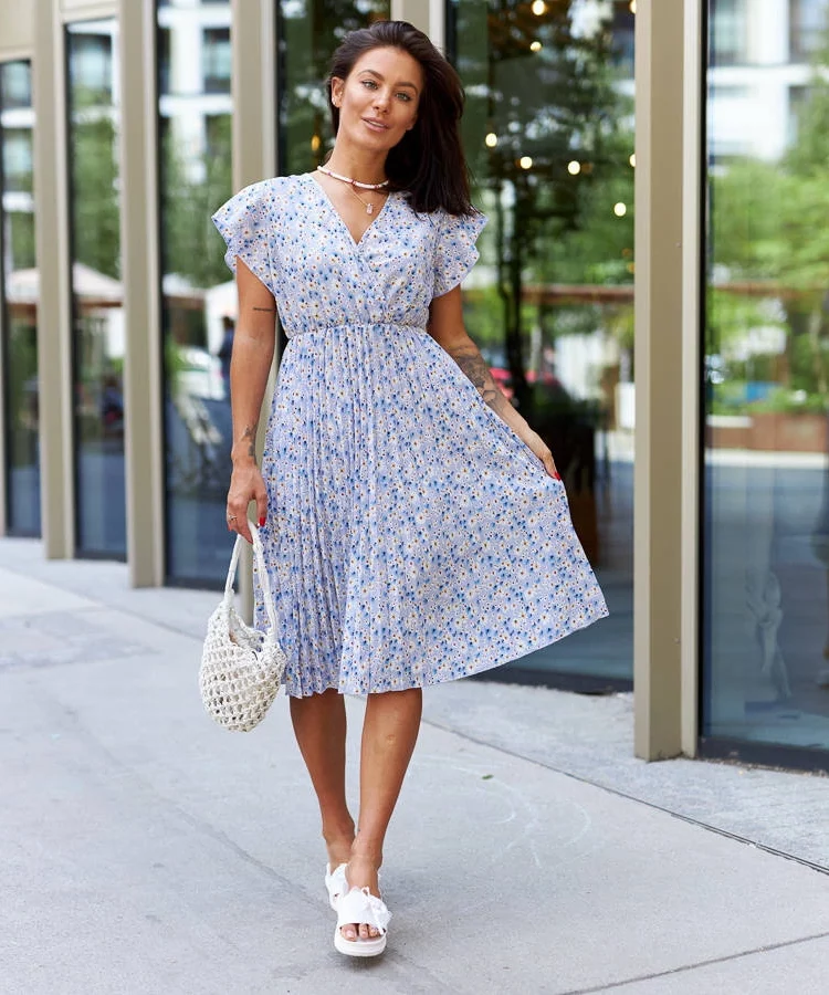 Niebieska plisowana sukienka w kwiaty Viminale