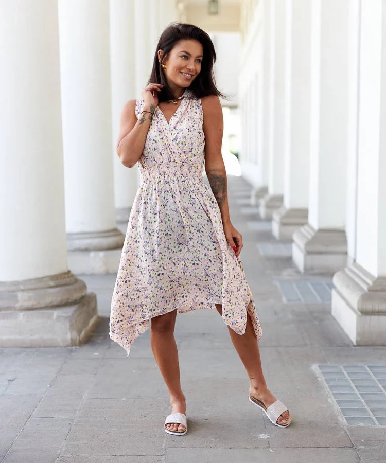 Różowa sukienka w kwiaty Grado