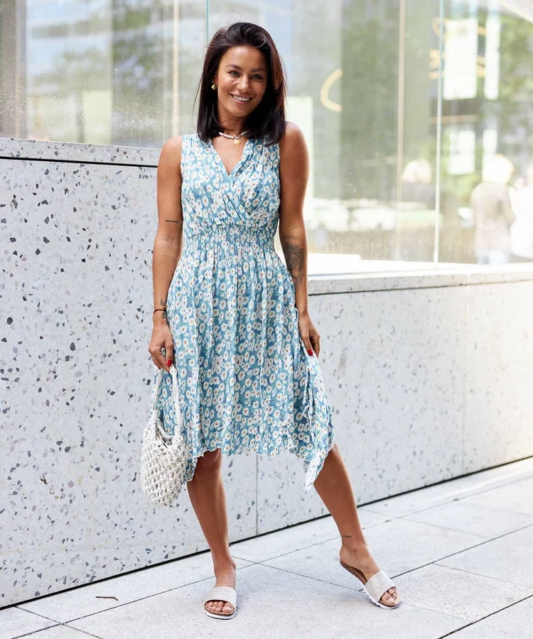 Niebieska sukienka w kwiaty Grado