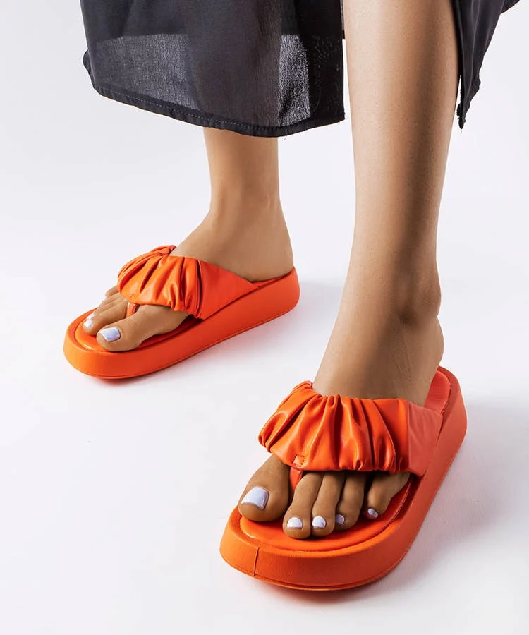 Pomarańczowe japonki z marszczeniem Filena