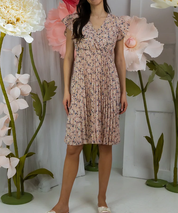 Różowa plisowana sukienka w kwiaty Viminale