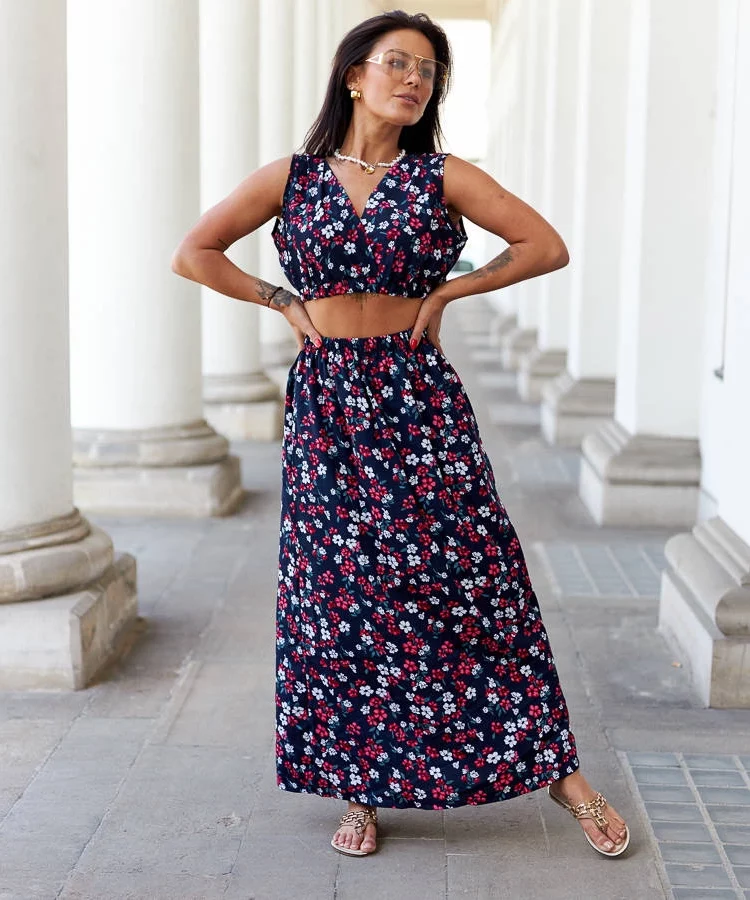 Granatowy komplet w kwiaty z topem i spódnicą Genova