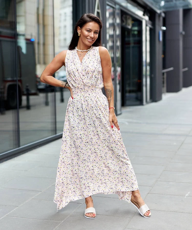 Różowa sukienka w kwiatki Alpicella