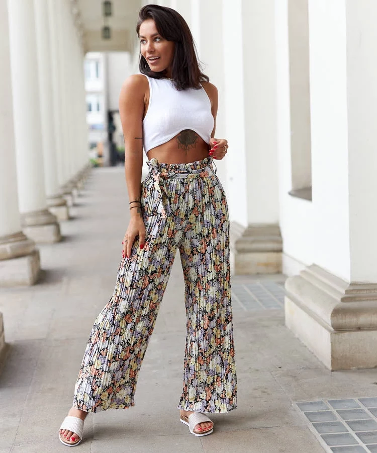 Czarne plisowane spodnie w kwiaty Cesate