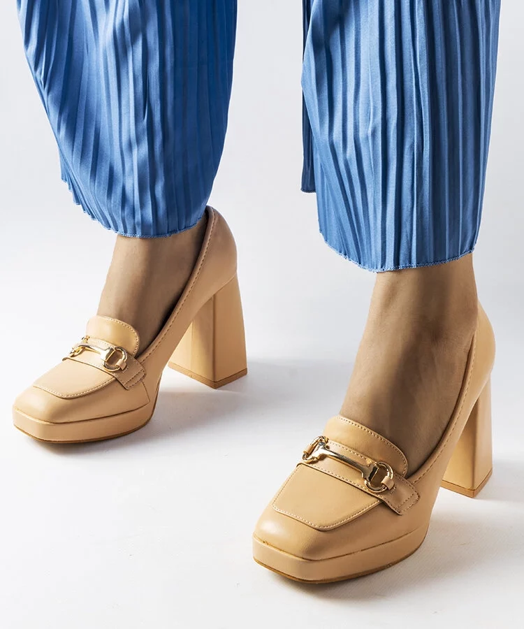 Beżowe czółenka na geometrycznym słupku Blaiss