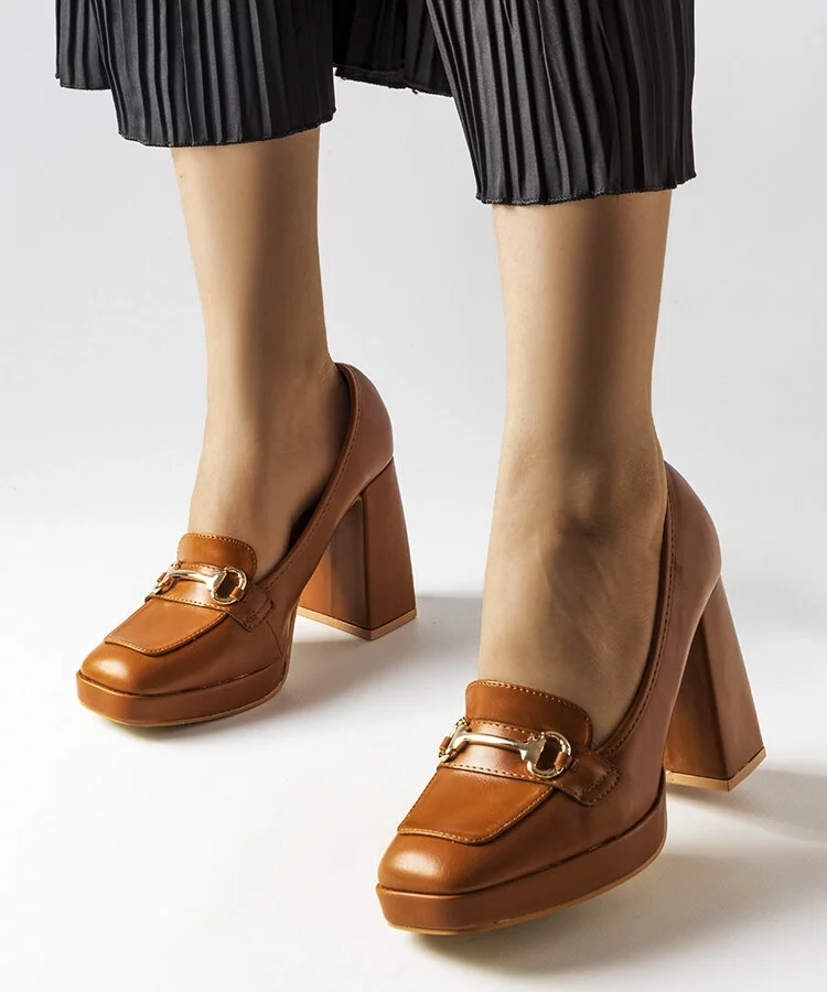 Brązowe czółenka na geometrycznym słupku Blaiss