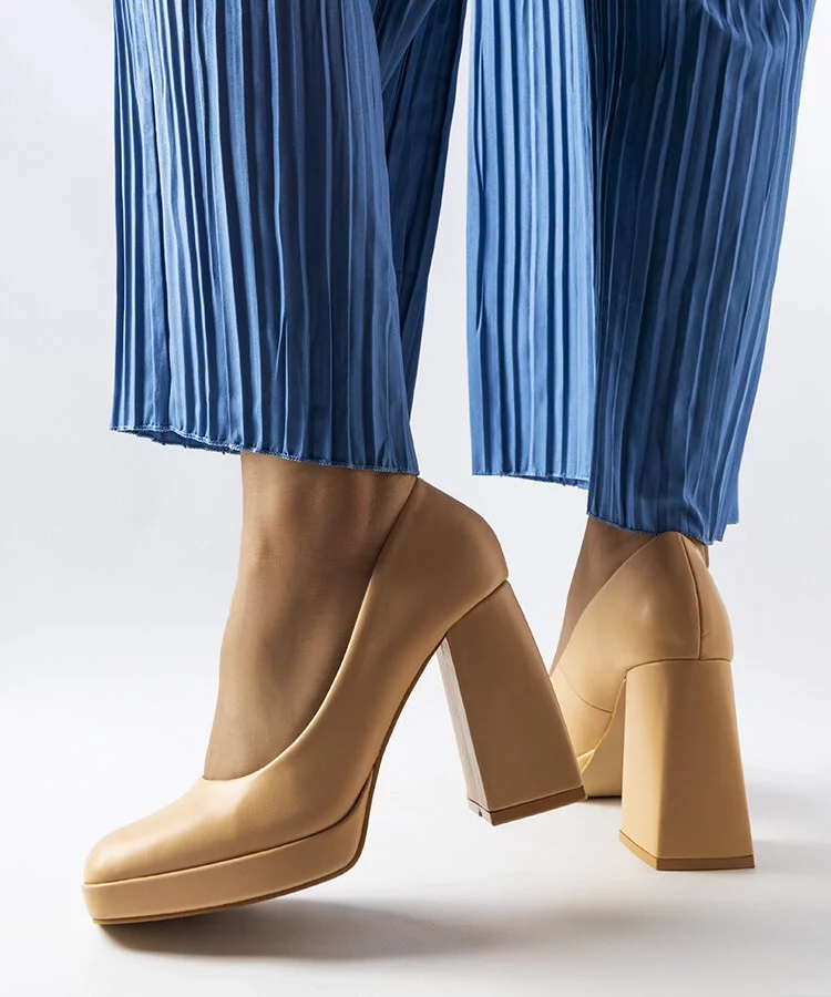 Beżowe czółenka na wysokim słupku Mailly