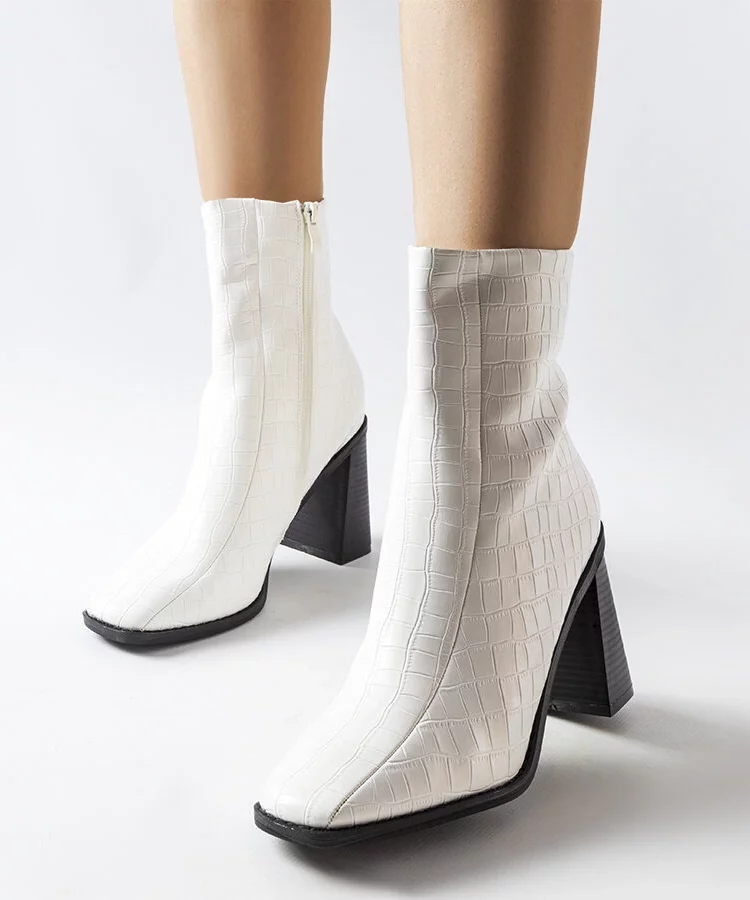 Białe botki z imitacją skóry krokodyla Belluci