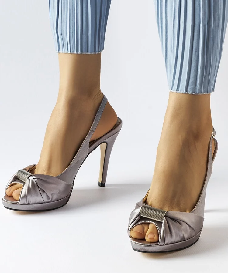 Jasnoszare sandały na szpilce Crispina