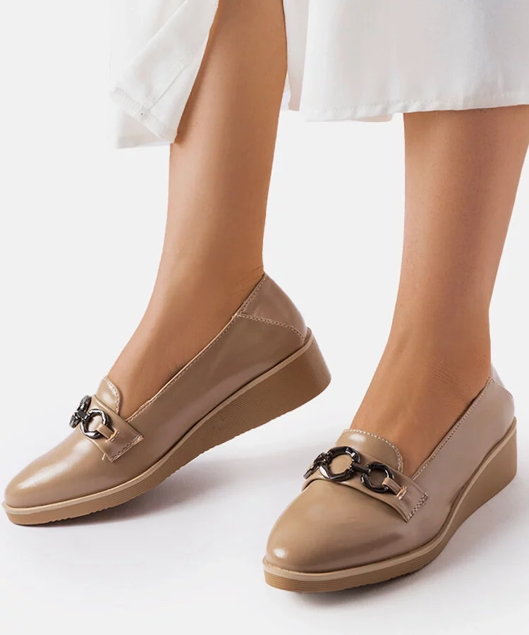 Beżowe lakierowane mokasyny na koturnie Erin