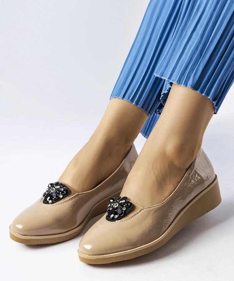 Beżowe lakierowane balerinki z ozdobą Mellori