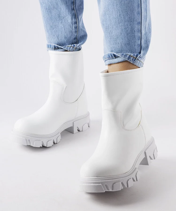 Białe wsuwane workery Wuori