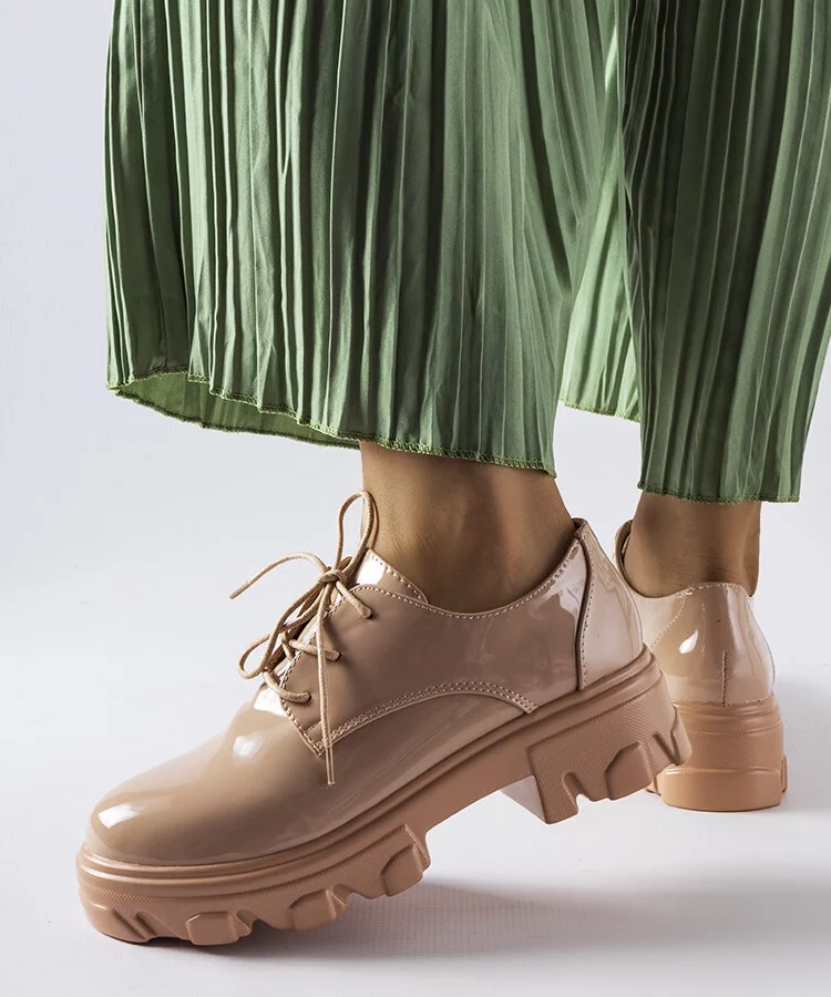 Beżowe lakierowane półbuty Kelly