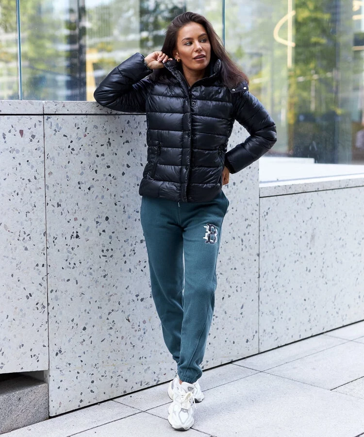 Czarna połyskująca kurtka Berta