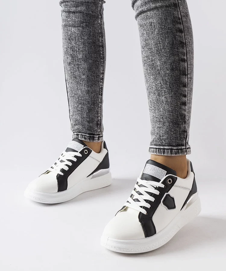 Biało-czarne sneakersy ze srebrnym akcentem Via