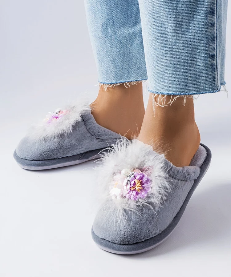 Szare ciepłe kapcie z kwiatkami Moly