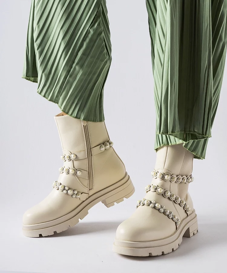 Beżowe botki zdobione perełkami Callicratide