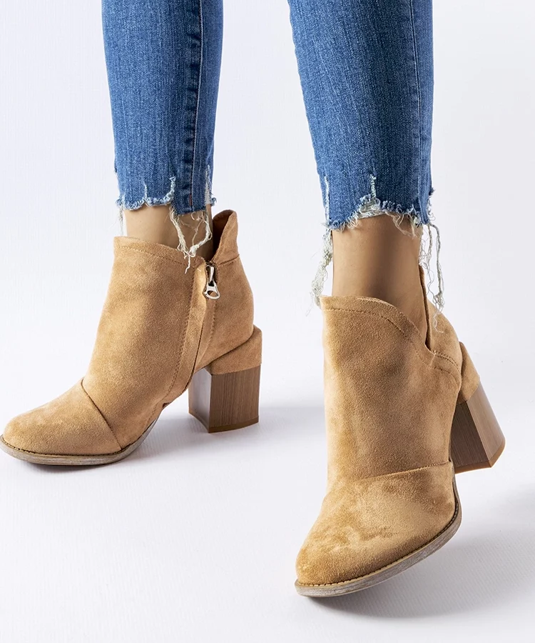 Beżowe botki z wycięciami Artemisia