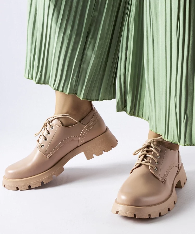 Beżowe półbuty o matowym wykończeniu Charleston