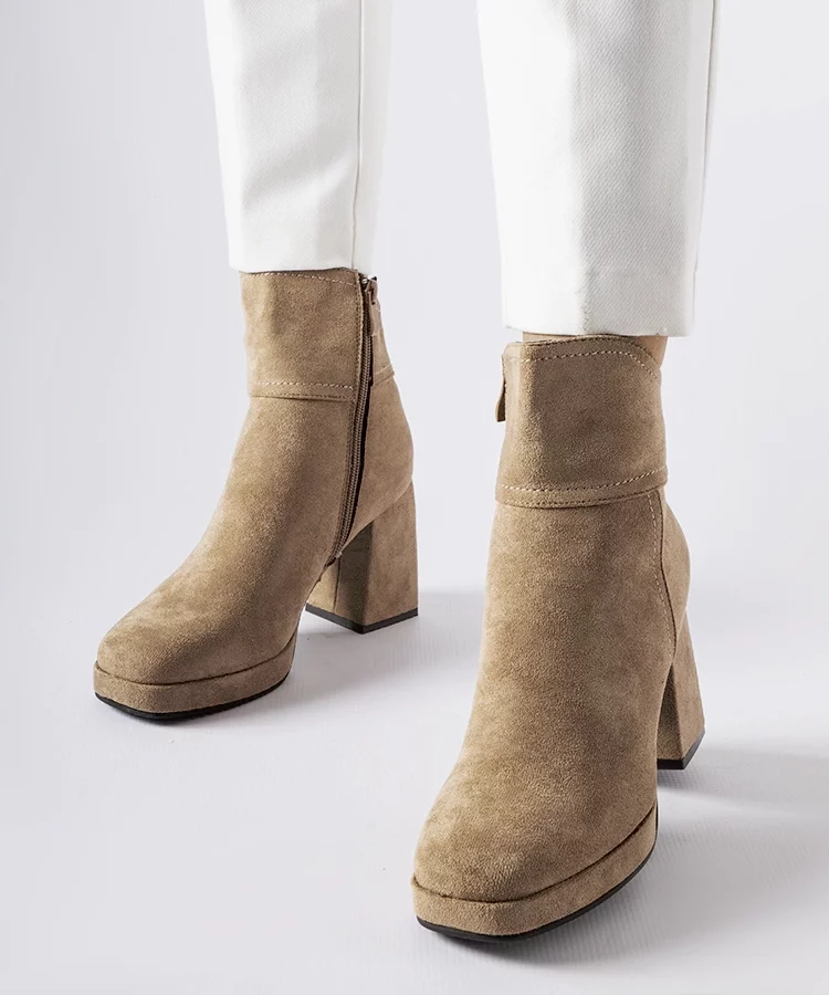 Szare botki na masywnym słupku Itaf