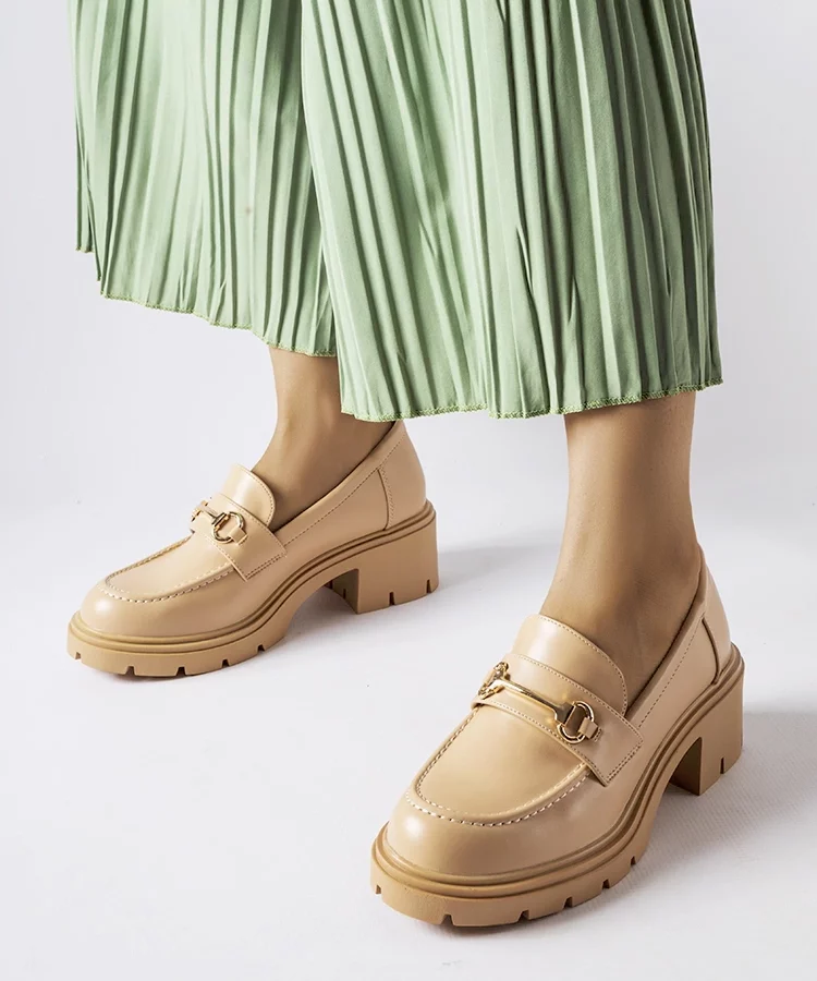 Beżowe półbuty na obcasie Fabrizio