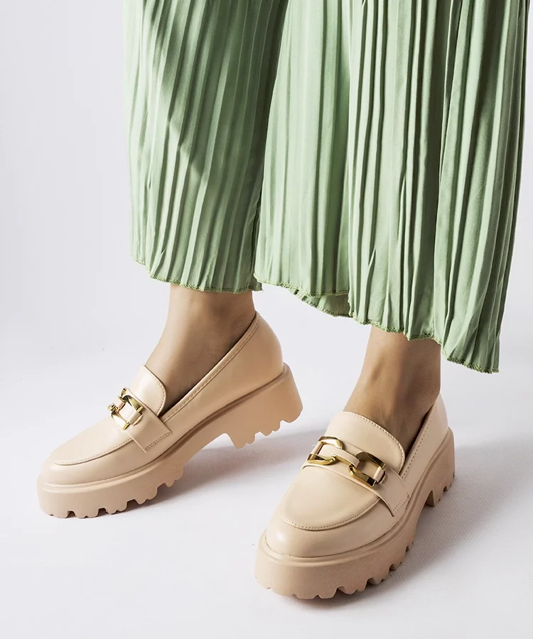 Beżowe damskie mokasyny zdobione klamrą Piazzo