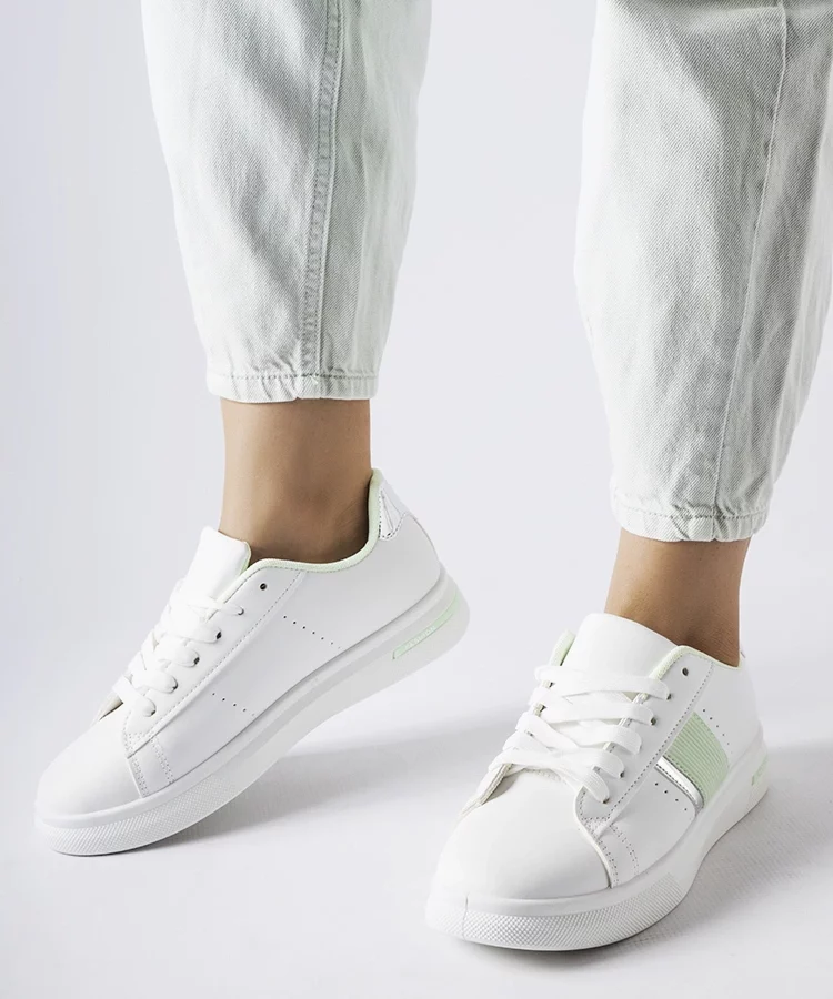 Białe sportowe buty z miętowymi dodatkami Marei