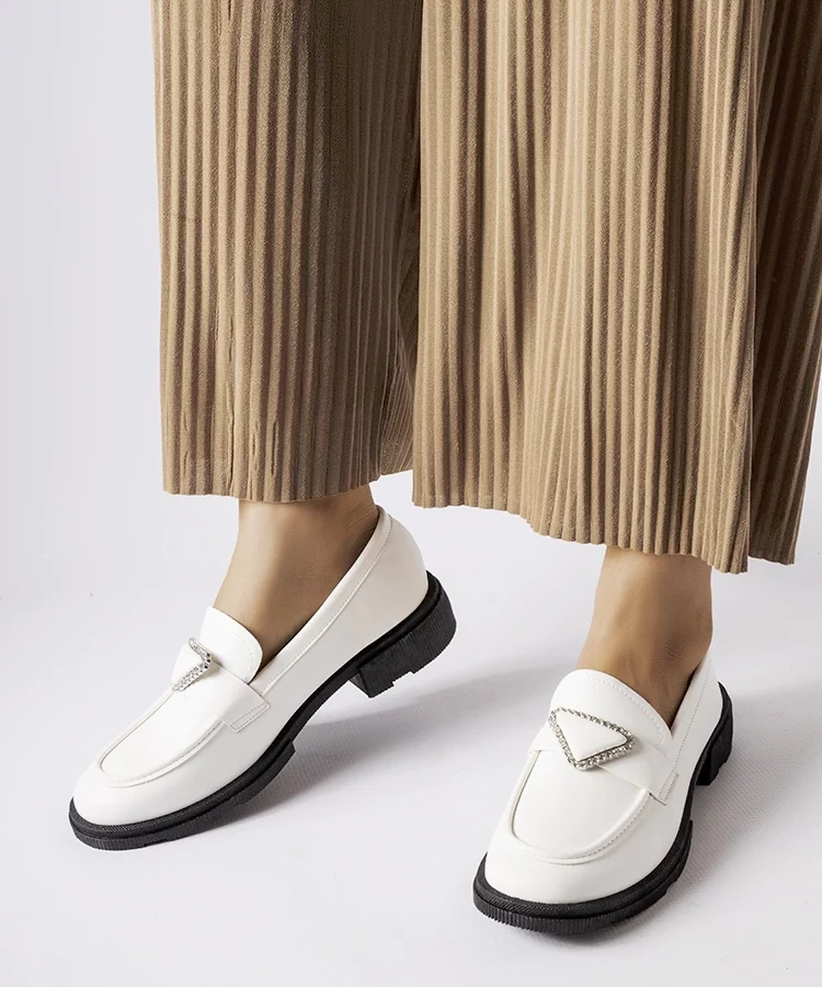 Białe mokasyny zdobione cyrkoniami Marsilius