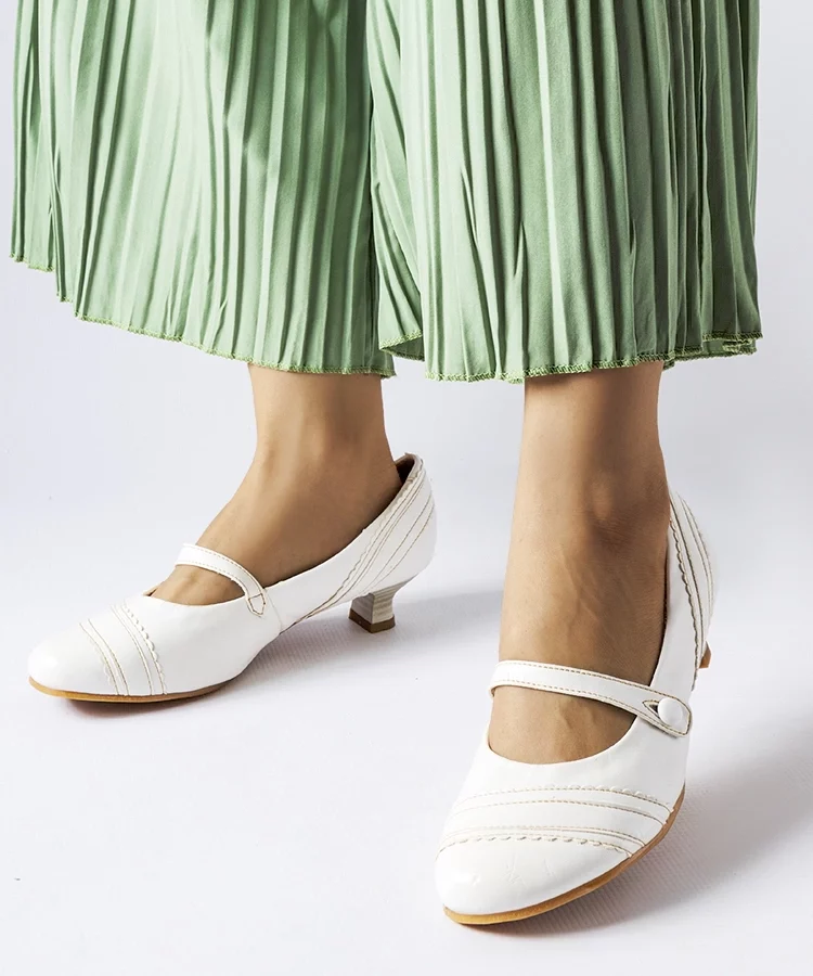 Białe czółenka na niskim słupku Sant'Antonio