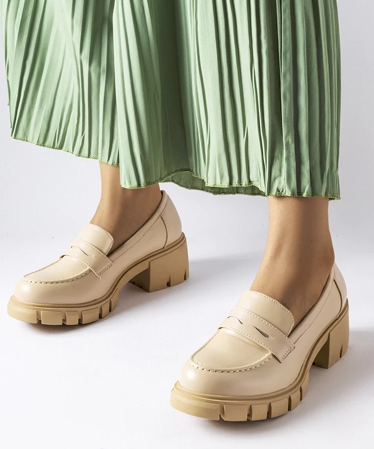 Beżowe klasyczne mokasyny na klocku Dina