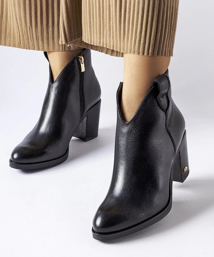 Czarne skórzane ocieplane botki Karino