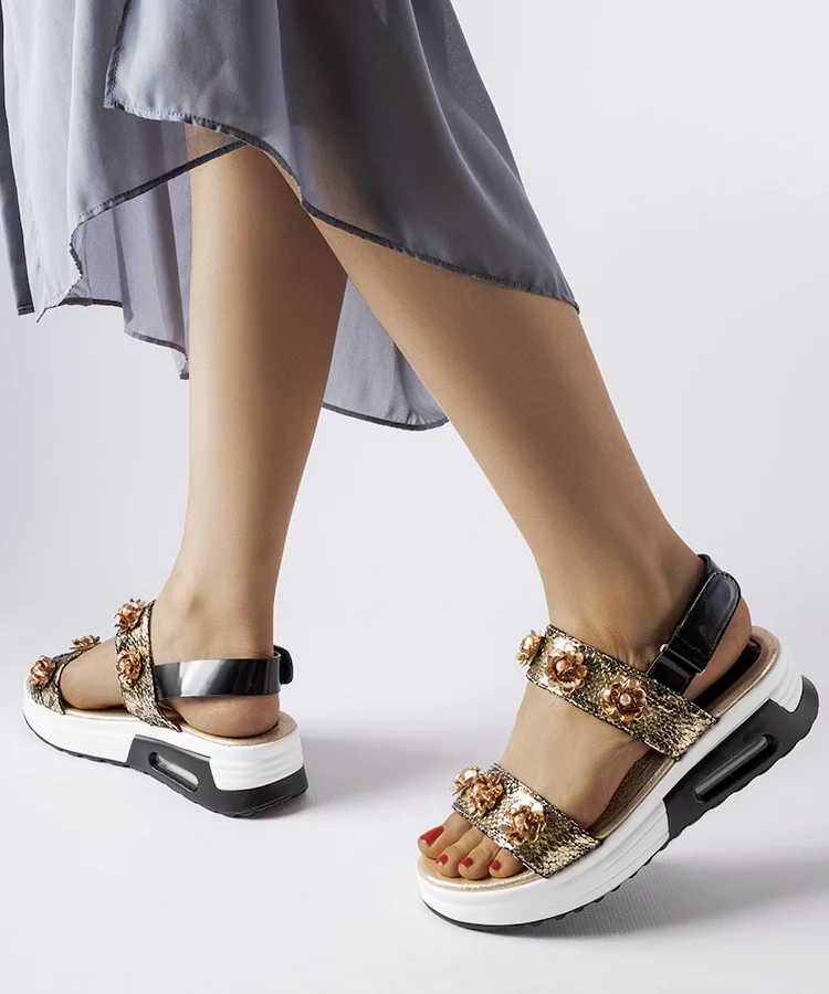 Złote sandały na koturnie z kwiatkami Stamford