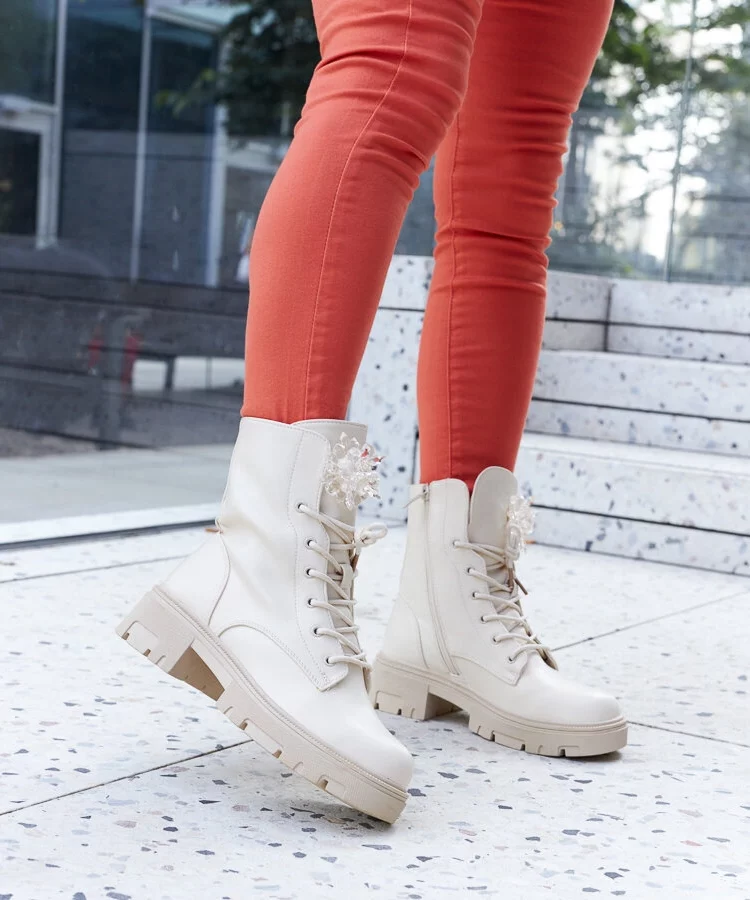 Beżowe botki z ozdobnymi koralikami Accadia