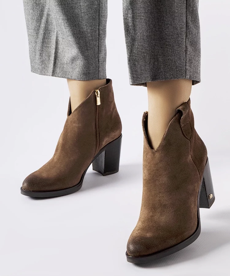 Brązowe zamszowe ocieplane botki Karino