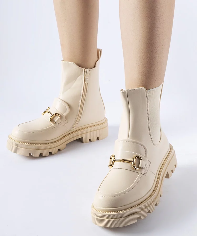 Beżowe botki z widocznym protektorem Sailetto