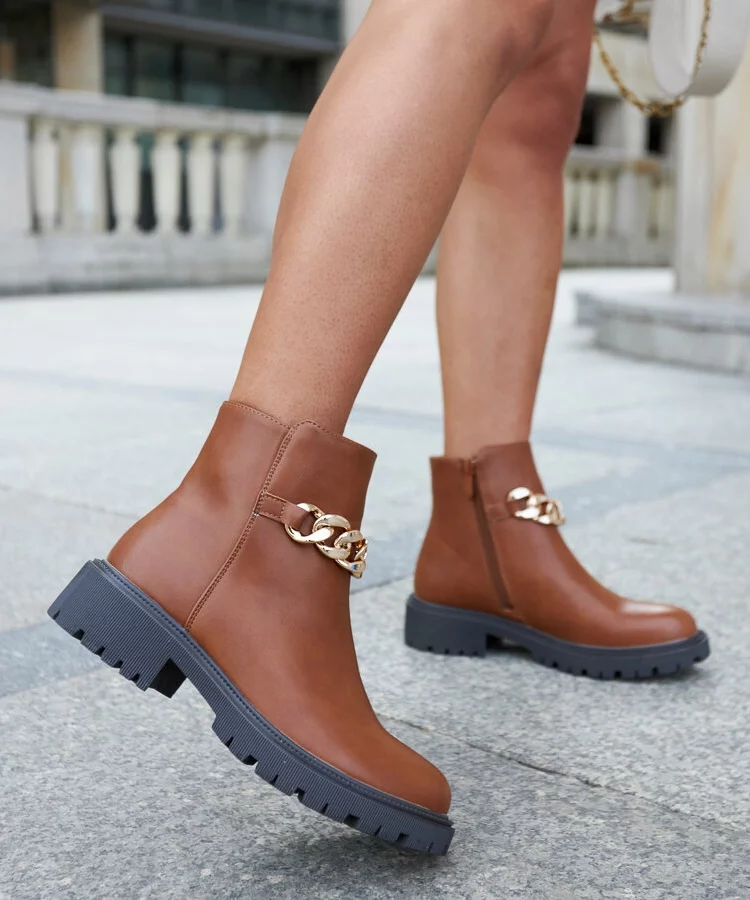 Brązowe botki zdobione łańcuchem Bonsaint