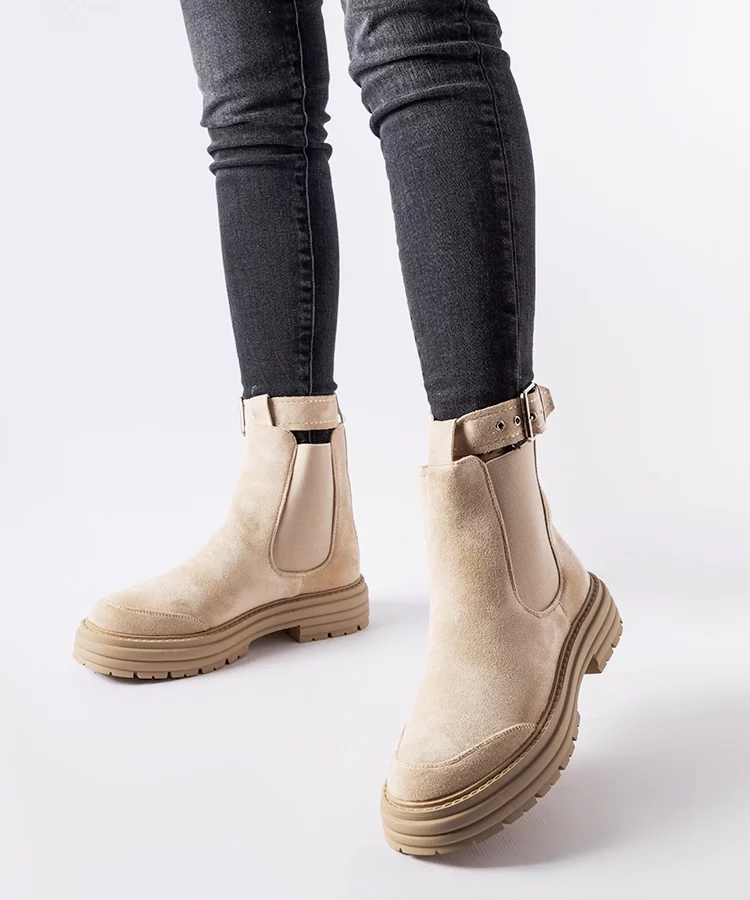 Beżowe botki z ozdobnym zapięciem Abela