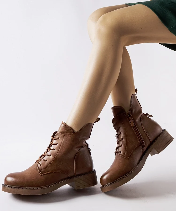 Brązowe asymetryczne płaskie botki Solza