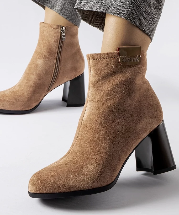 Beżowe eleganckie botki na słupku Serbadone