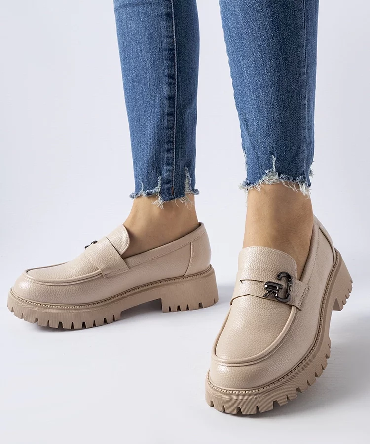 Beżowe klasyczne mokasyny z klamerką Francesca