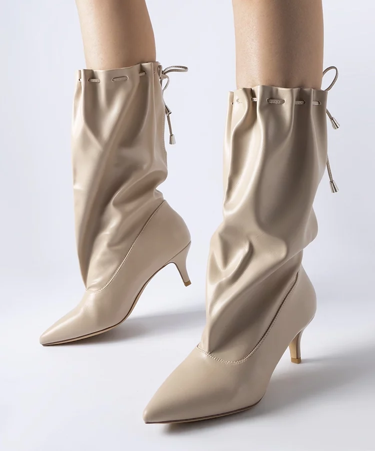 Beżowe kozaki na niskiej szpilce Deserres