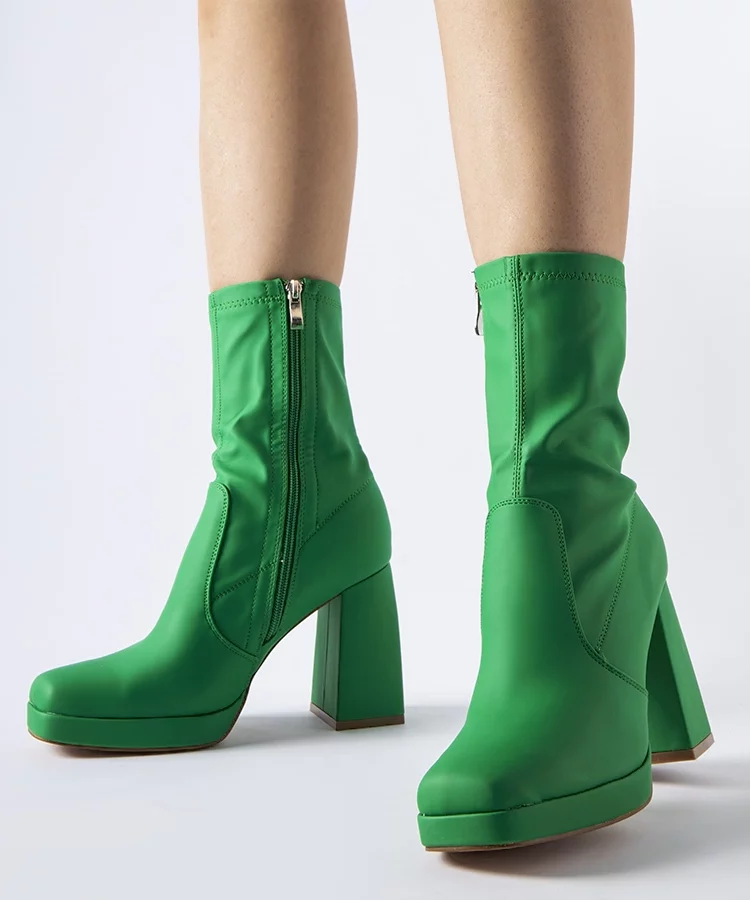 Zielone matowe botki na wysokim słupku Isauro