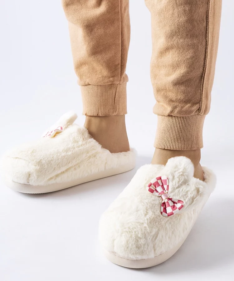 Białe ocieplane damskie kapcie z uszami Buga